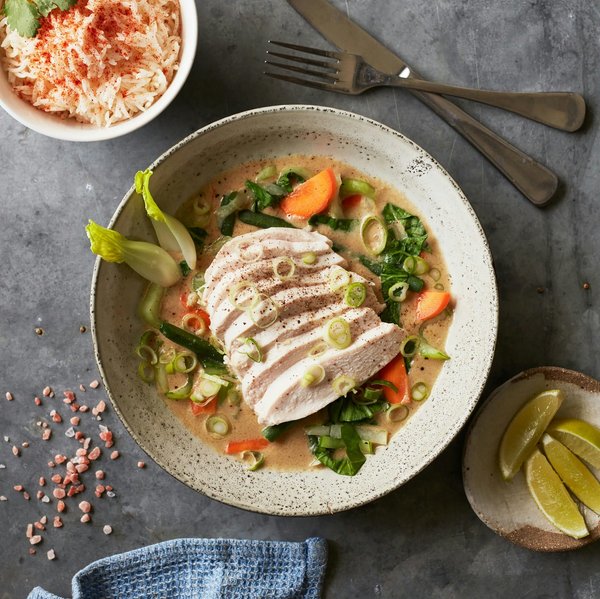 Comment préparer un curry vert thaï avec du tofu et des légumes de saison?